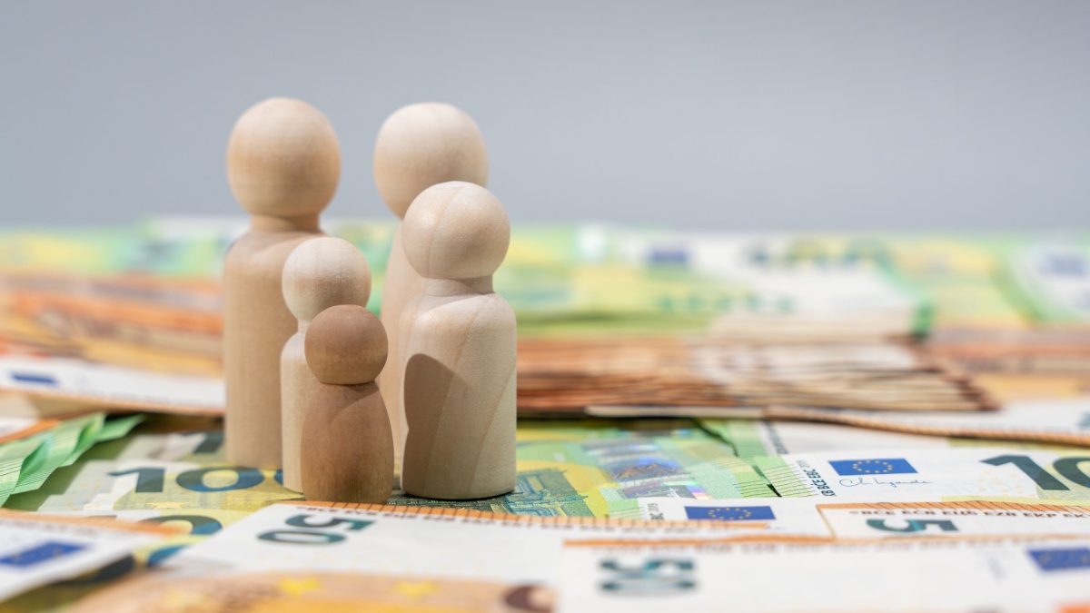Famiglia di legno con soldi euro
